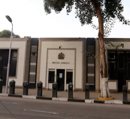 القاهرة تطبق مبدأ المعاملة بالمثل، وتزيل الحواجز الأمنية المحيطة بالسفارة البريطانية، والسفارة تُصعّد... التفاصيل