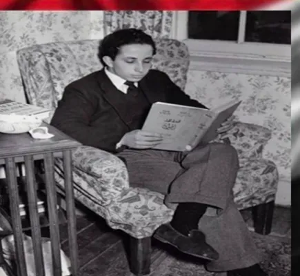 ملك شاب بين كتابَين؛ عربيّ قديم، وغربيّ حديث
