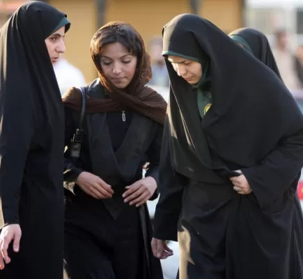 الأخوات المسلمات.. ما سر ترويج الجماعة للنموذج النسوي الإيراني؟