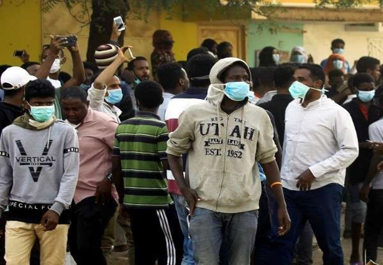 سودانيون يواجهون كورونا بالبصل والفلفل والليمون والكحول محلية الصنع