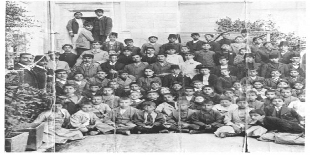 صورة من العام 1906 لطلاب من مدرسة القديس جورج الإنجيلية التي أسستها إرسالية بروتستانتية في القدس العام 1899